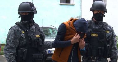 Stire din Eveniment : TÂLHAR ARESTAT. A amenințat o fată cu un cuțit, pe stradă, pentru a o jefui!
