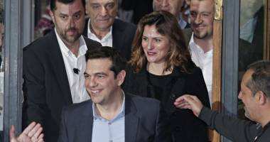Stire din Actualitate : Soția premierului grec amenință că îl părăsește dacă cedează în fața creditorilor
