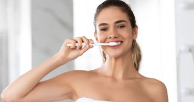 Stire din Sănătate : Periuța de dinți. Câte bacterii conține și cât de des trebuie să o schimbăm?
