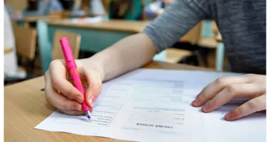 Stire din Actualitate : „Personajul avea un cap de păsărică”. Perle uluitoare descoperite la simularea Evaluării Naționale 2026