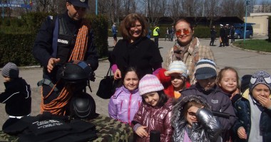 Stire din Cultură-Educație : Grădinița "Perluțele Mării" i-a sărbătorit pe jandarmii constănțeni