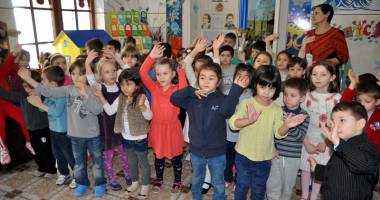 Stire din Cultură-Educație : Poetul Național, celebrat la Grădinița "Perluțele Mării"