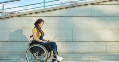 Stire din Social : Sălile publice de spectacole, obligate să fie accesibile pentru persoanele cu handicap