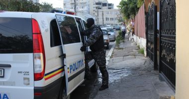 Stire din Eveniment : Un bărbat și o femeie, acuzaţi de șantajarea mai multor persoane filmate în ipostaze intime
