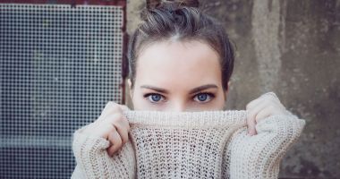 Stire din Sănătate : Persoanele cu ochi albaştri sunt mai expuse dermatitelor iritative