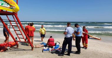 Stire din Eveniment : Turiștii ignoră steagul roșu de pe litoral! Patru oameni au fost salvați în ultima clipă de la înec