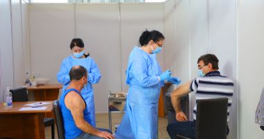 Stire din Social : Personalul din centrele de vaccinare încă îşi aşteaptă salariile