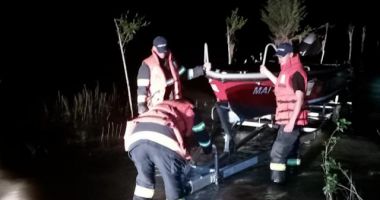 Stire din Eveniment : Doi tineri pescari dați dispăruți pe Prut au fost găsiți în viață după două ore de căutare