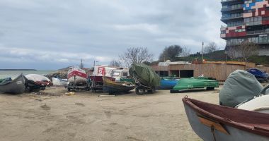 Bărci „eșuate“ la mal! Când va scăpa Pescăria de gunoaie, cocioabe și maidanezi? - 3