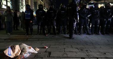 Stire din Eveniment : Peste 500 de persoane au fost legitimate în zona protestului. 13 jandarmi au fost răniţi