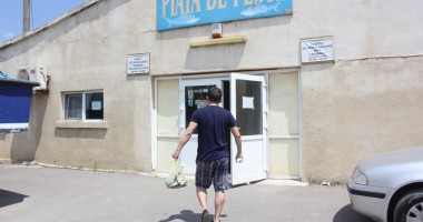 Stire din Eveniment : A cumpărat pești plini cu… viermi!