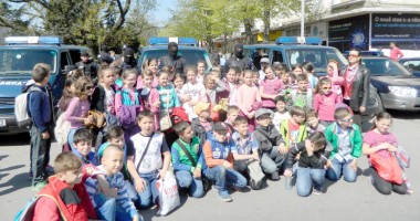 Stire din Eveniment : Peste o mie de elevi, curioși să-i cunoască pe jandarmii constănțeni