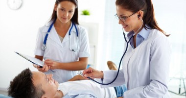 Stire din Sănătate : Peste o mie  de medicii  au plecat din țară  în ultimul an