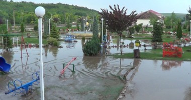 Apele au făcut prăpăd în comuna Peștera. Pagube de peste 1 milion de euro - 2