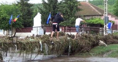 Stire din Politică-Administrație : NATURA SE DEZLĂNȚUIE! Comuna PEȘTERA, din nou SUB APE!