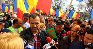 Peste 1000 de locuitori din comuna Peștera protestează în fața CJC