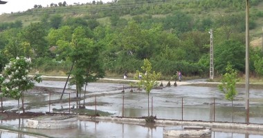 Apele au făcut prăpăd la Peștera. Centrul comunei, distrus de inundații / Galerie foto - 6