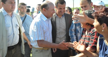 Stire din Politică-Administrație : GALERIE FOTO. Președintele Traian Băsescu a participat la Ziua Comunei Peștera