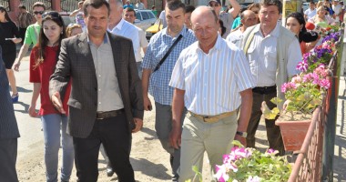 Stire din Politică-Administrație : Președintele Traian Băsescu a vizitat comuna Peștera și l-a felicitat pe primarul Valentin Vrabie