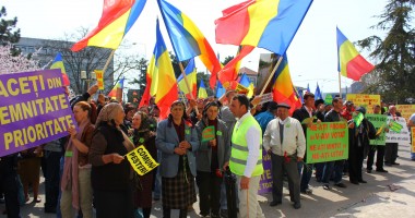 Peste 1000 de locuitori din comuna Peștera protestează în fața CJC - 3
