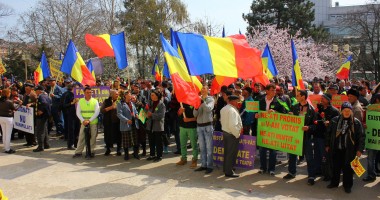 Peste 1000 de locuitori din comuna Peștera protestează în fața CJC - 4