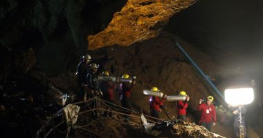 Stire din Actualitate : După o săptămână, salvatorii au speranțe că cei 12 copii blocați într-o peșteră sunt în viață