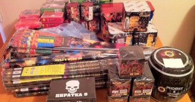 Stire din Eveniment : Jandarmii i-au "colindat" pe vânzătorii de petarde din piețe