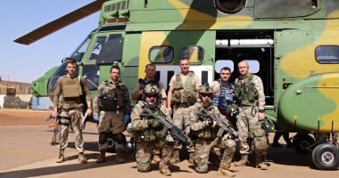 Stire din Eveniment : Familiile militarilor care se întorc din Mali au lansat o petiție: "Izolare la domiciliu, nu carantină!"