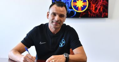 Stire din Sport : Fotbal: Antrenorul echipei FCSB, Anton Petrea, depistat pozitiv la Covid-19