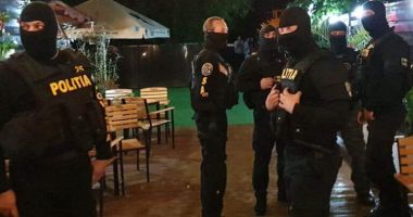 Stire din Eveniment : Panică la petrecere. Un polițist a fost rănit cu o sticlă aruncată, iar o autospecială a fost distrusă