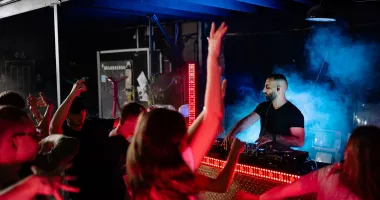 Noile sancțiuni pentru zgomot dau peste cap sezonul estival! Amenzi de până la 12.000 de lei