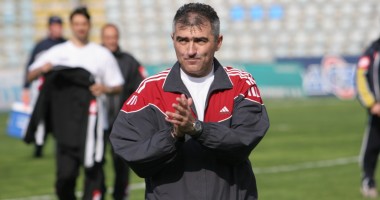 Stire din Sport : Fostele glorii ale Farului joacă, mâine, un meci "All-Stars". Printre invitați este și Petre Grigoraș. Hagi nu vine