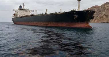 Petrolier din „flota din umbră” a Rusiei, suspectat că a provocat o scurgere de petrol într-o zonă protejată din Oman