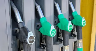 Stire din Economie : Motorina depășește 10 lei/litru. Ce prețuri au carburanții și cum intervine Guvernul