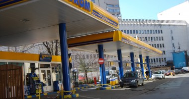 Stire din Economie : Revoltător/ PETROM a obținut profit record în 2011 pe buzunarele românilor