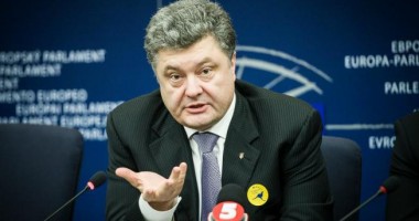 Stire din Actualitate : Poroșenko a ordonat arborarea drapelului în Slaviansk, de unde s-au retras rebelii proruși