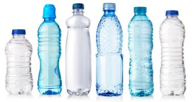 Stire din Actualitate : Sticlele de plastic se schimbă din nou. După capacele care nu se mai desprind, vine altă surpriză