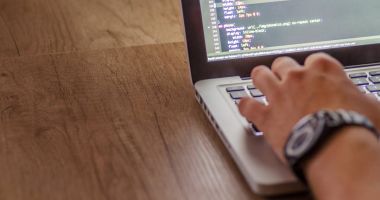 Stire din Eveniment : Deținutul hacker de la Penitenciarul Târgu Jiu a fost ajutat de un polițist