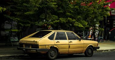 Stire din Economie : Proprietarii de mașini vechi ar putea fi afectați de dublarea impozitelor, începând cu 2026