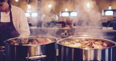 Stire din Social : Patronatele din HoReCa: "Clientul va suporta și el nota de plată pentru creșterea TVA de la 5% la 9%"
