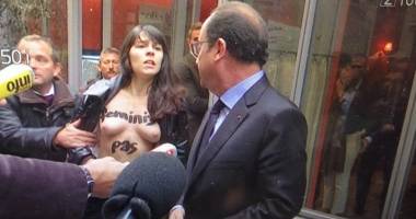 Stire din Actualitate : Francois Hollande, abordat de două activiste Femen topless, la Paris / VIDEO
