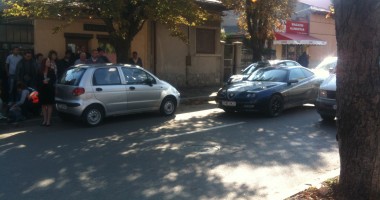 Galerie Foto. Copil lovit de mașină. Traficul rutier, blocat pe strada Nicolae Iorga - 3