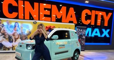 Stire din Social : Prima mașină electrică, oferită în cadrul concursului MENTORII, a fost câștigată de o tânără fără permis de conducere