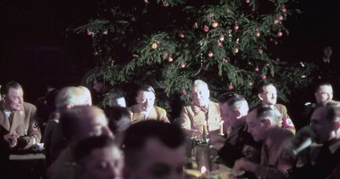 Stire din Actualitate : Cum petrecea Adolf Hitler Crăciunul în timpul celui de-Al Doilea Război Mondial (FOTO)