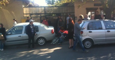 Galerie Foto. Copil lovit de mașină. Traficul rutier, blocat pe strada Nicolae Iorga - 2
