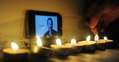 Stire din Actualitate : Statuie ridicată în memoria lui Steve Jobs