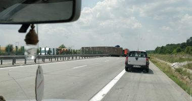Stire din Eveniment : GALERIE FOTO / Atenție șoferi! Un tir s-a răsturnat pe Autostrada Soarelui! Se circulă cu dificultate