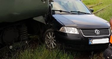GALERIE FOTO / Un tren încărcat cu motorină a lovit un autoturism - 2