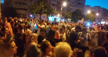 GALERIE FOTO / Miting diaspora. Proteste și la Constanța în fața sediului PSD - 2