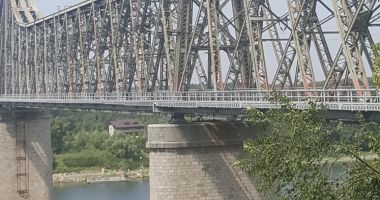 GALERIE FOTO-VIDEO / Un bărbat amenință că se aruncă de pe podul Anghel Saligny de la Cernavodă - 3